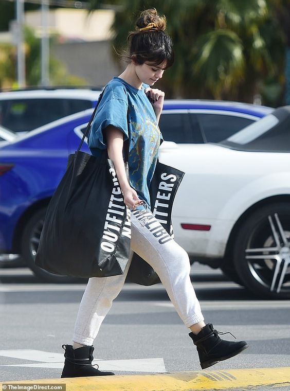 casual and sporty Selena Gomez look 