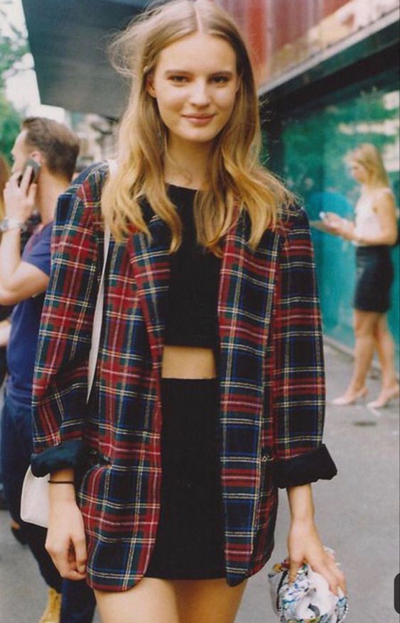 90's fashion outfit idea with plaid shirt