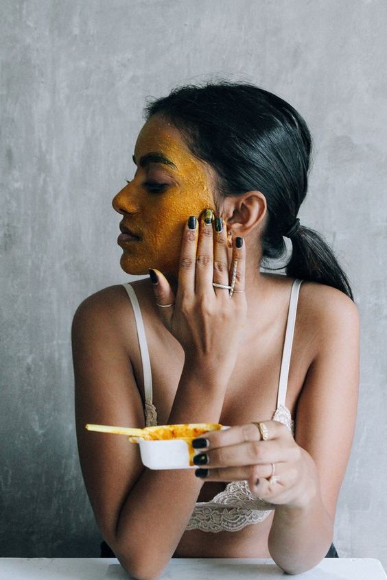 Glowing turmeric scrub for oily skin