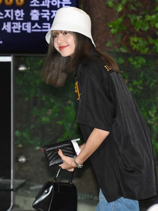 Lisa Blackpink with a trendy bucket hat style