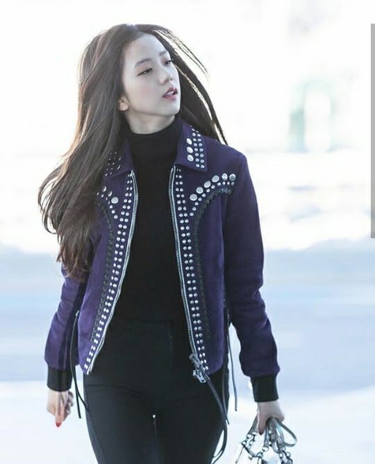 Jisoo Blackpink elegant street style