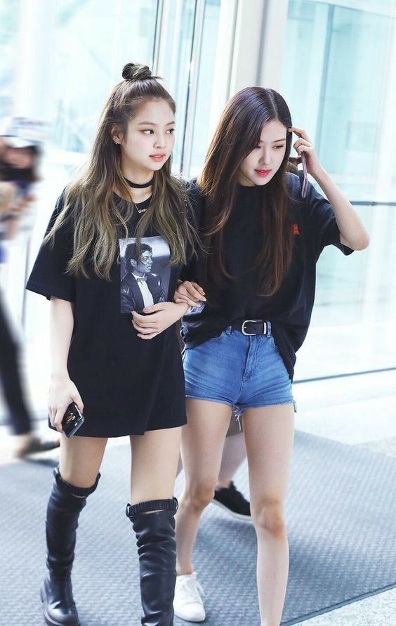 Jennie Blackpink styling oversized tee