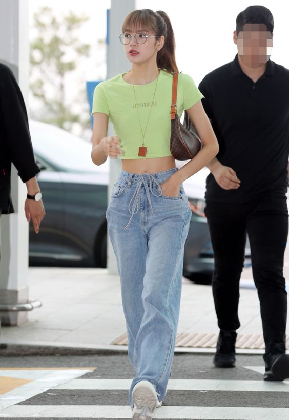 Lisa casual street style