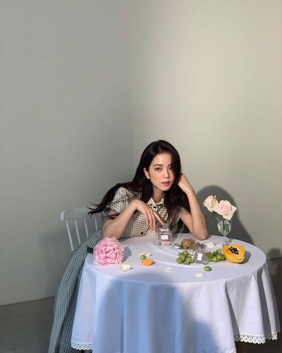 beautiful Jisoo in vintage Dior dress