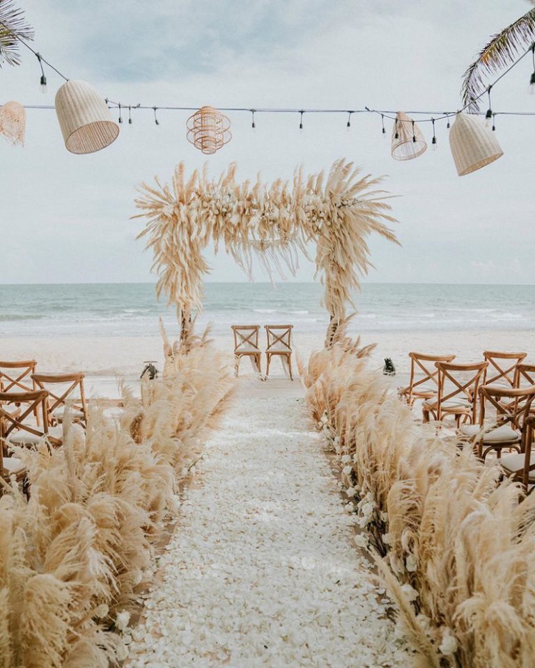 low-budget beach wedding decor